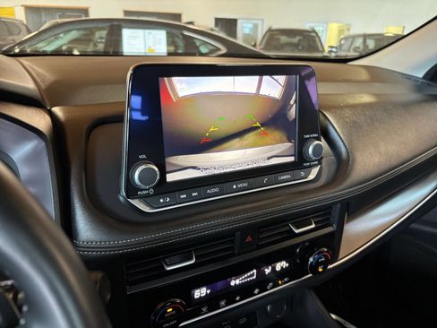 Used 2025 Nissan Rogue SV FWD image 25