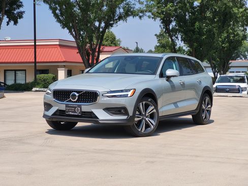 Certified 2026 Volvo V60 B5 Cross Country Plus AWD/4WD image 2