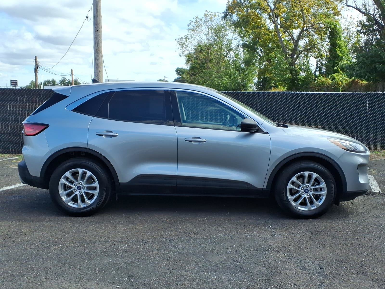 Used 2022 Ford Escape SE FWD image 2
