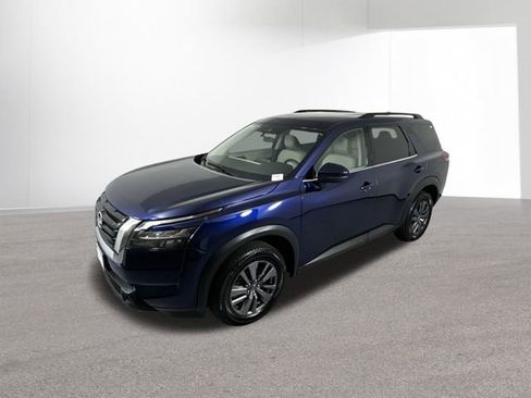 Used 2023 Nissan Pathfinder SV image 2