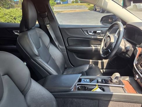 Used 2022 Volvo S60 B5 Momentum w/ Premium Package FWD image 5