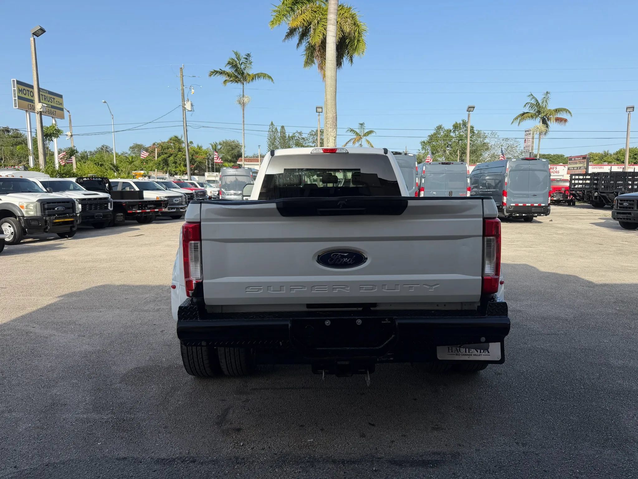 Used 2017 Ford F350 4x4 Crew Cab XL DRW w/ Power Equipment Group image 4