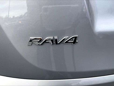 Used 2018 Toyota RAV4 SE image 30