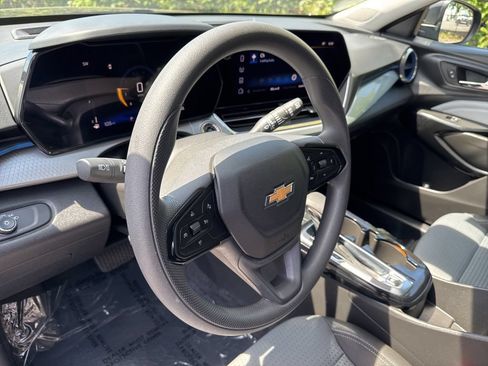 Used 2025 Chevrolet Trax LT FWD image 9