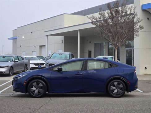 Used 2024 Toyota Prius LE image 7