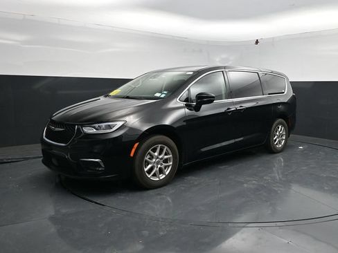 Used 2024 Chrysler Pacifica Touring-L FWD image 3