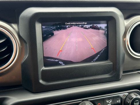 Used 2018 Jeep Wrangler Unlimited Sahara AWD/4WD image 25