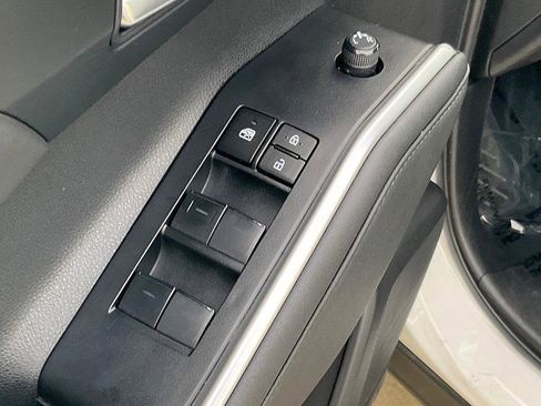 Used 2023 Toyota Highlander L image 16