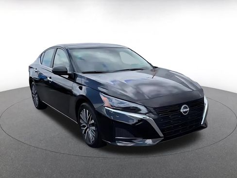 Used 2025 Nissan Altima 2.5 SV FWD image 3