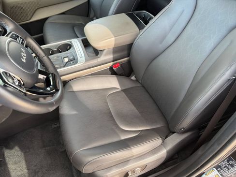 Used 2026 Kia Carnival FWD image 39