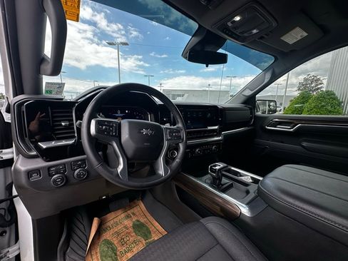 Used 2023 Chevrolet Silverado 1500 LT Trail Boss w/ LPO, Dark Essentials Package image 9