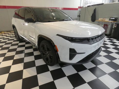 Used 2024 Jeep Wagoneer Launch Edition image 3