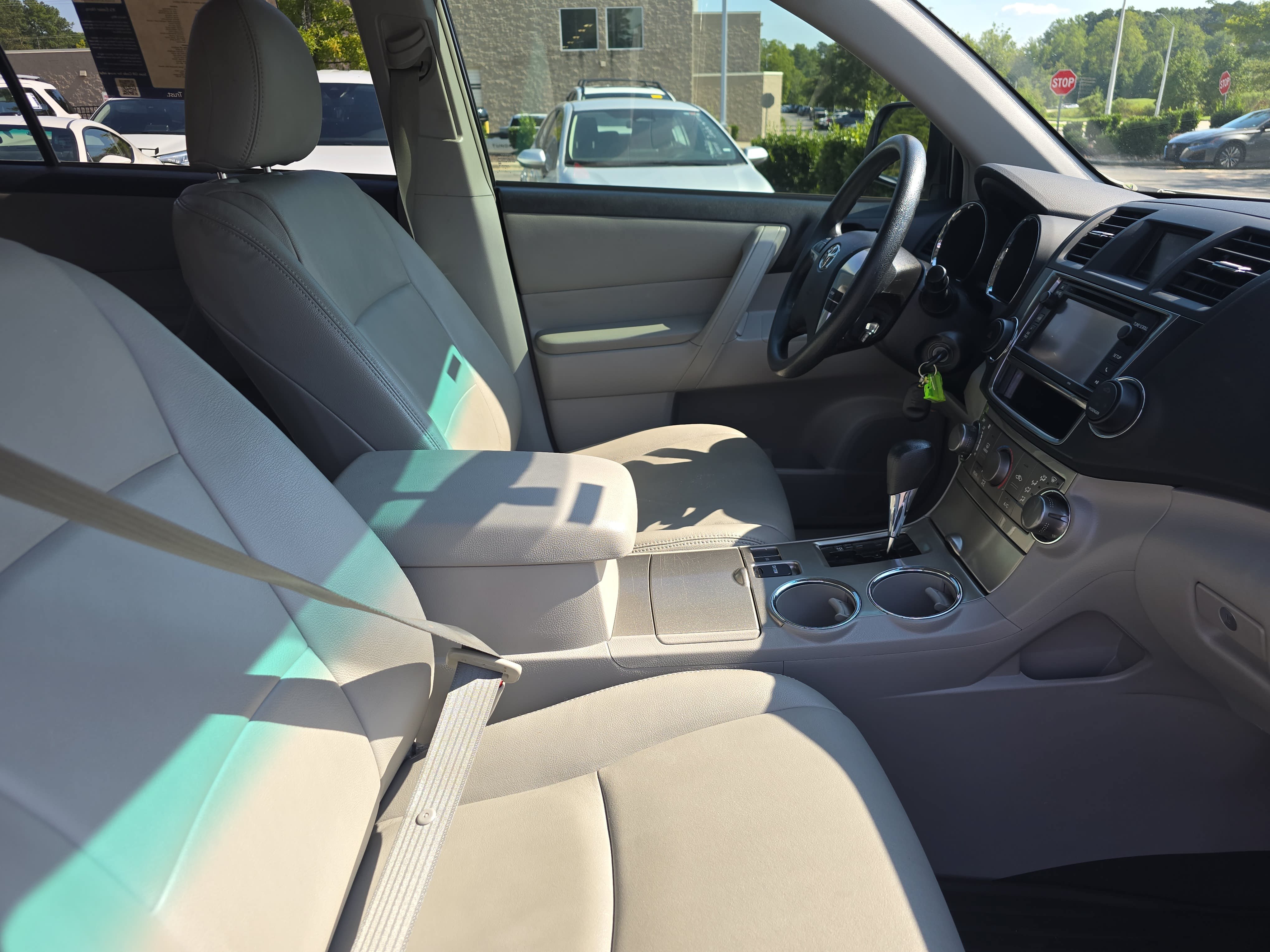 Used 2013 Toyota Highlander Plus FWD image 10
