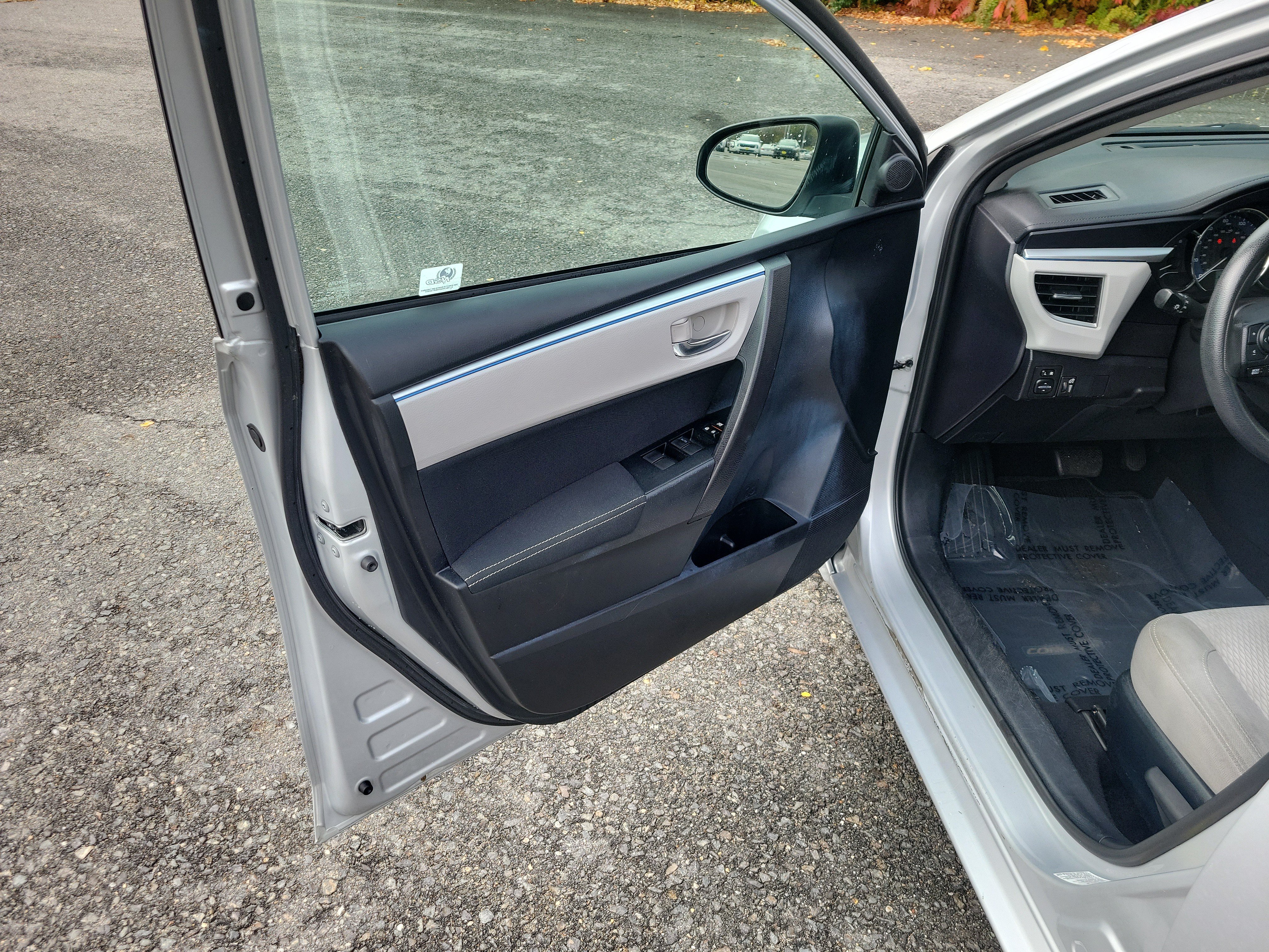 Used 2015 Toyota Corolla LE FWD image 15