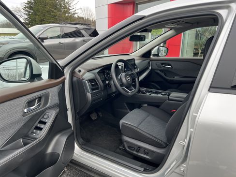 Used 2023 Nissan Rogue SV image 3