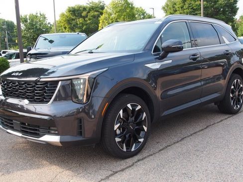 Used 2025 Kia Sorento EX w/ Panoramic Sunroof Package AWD/4WD image 3