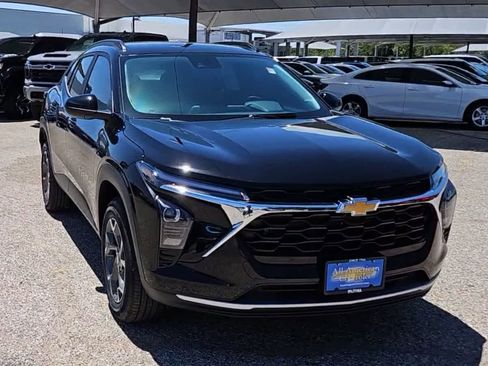 Used 2025 Chevrolet Trax LT w/ Driver Confidence Package FWD image 2