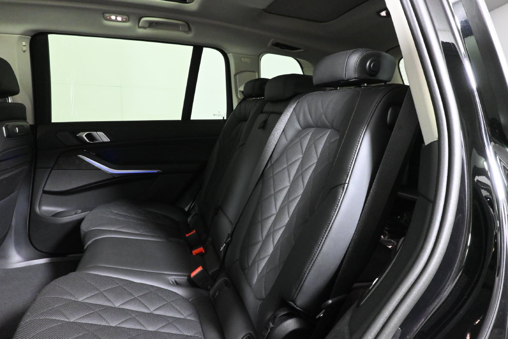 Certified 2025 BMW X7 xDrive40i w/ Premium Package AWD/4WD image 6