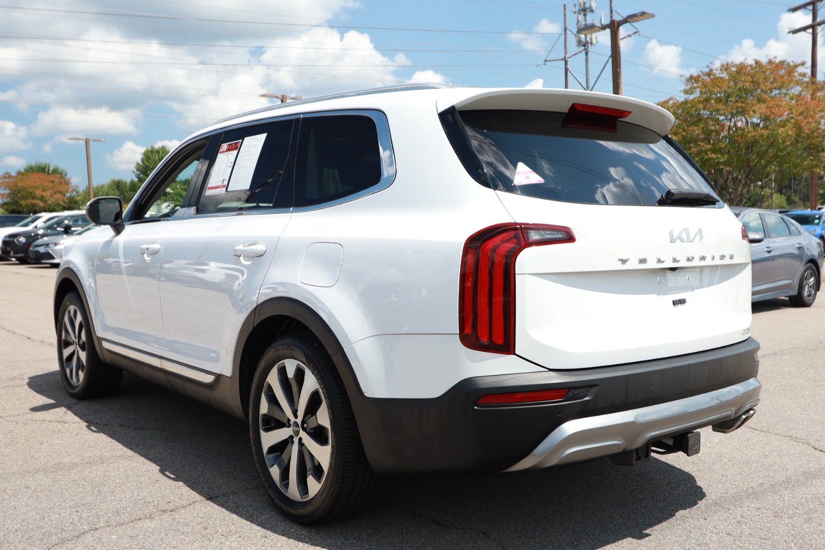 Used 2022 Kia Telluride EX w/ EX Premium Package FWD image 3