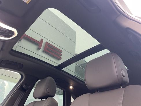 Certified 2025 Porsche Macan image 22