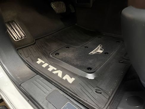 Used 2021 Nissan Titan Platinum Reserve w/ Moonroof Package image 40