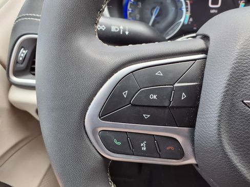 Used 2023 Chrysler Pacifica Touring-L FWD image 11