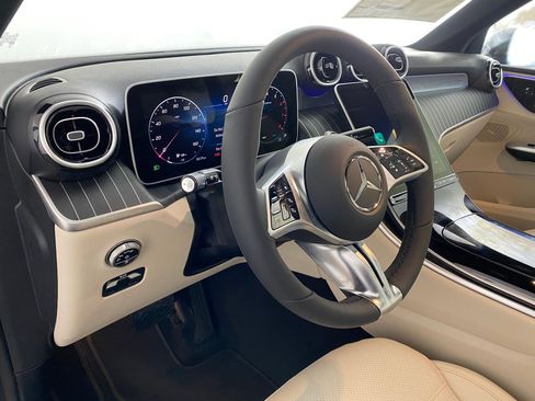 Used 2026 Mercedes-Benz GLC 300 4MATIC image 4