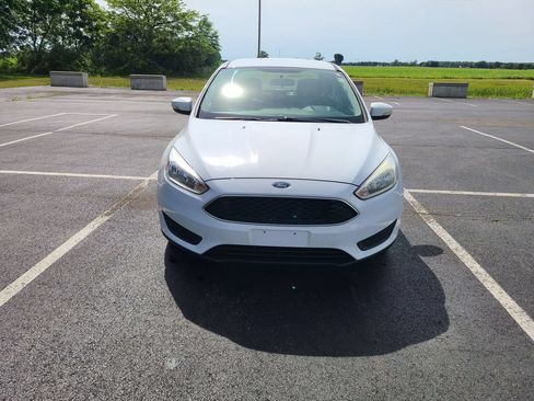 Used 2017 Ford Focus SE FWD image 2