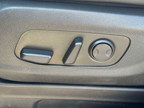Used 2024 Kia Carnival LX FWD image 17
