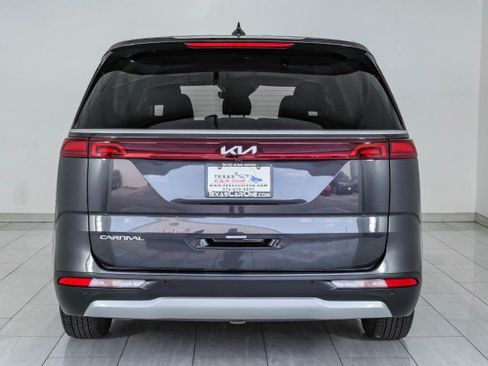 Used 2023 Kia Carnival LX FWD image 7