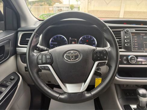 Used 2019 Toyota Highlander Plus FWD image 17