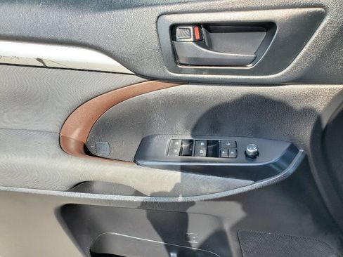 Used 2019 Toyota Highlander LE FWD image 14