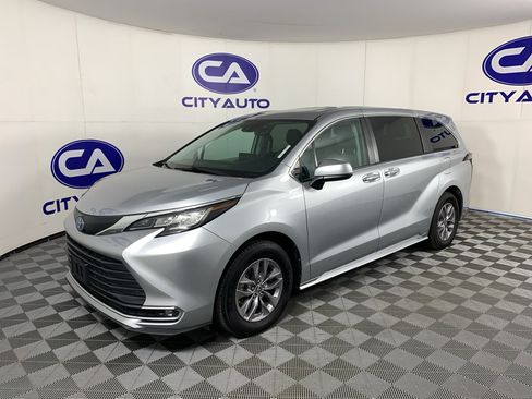 Used 2023 Toyota Sienna XLE FWD image 7