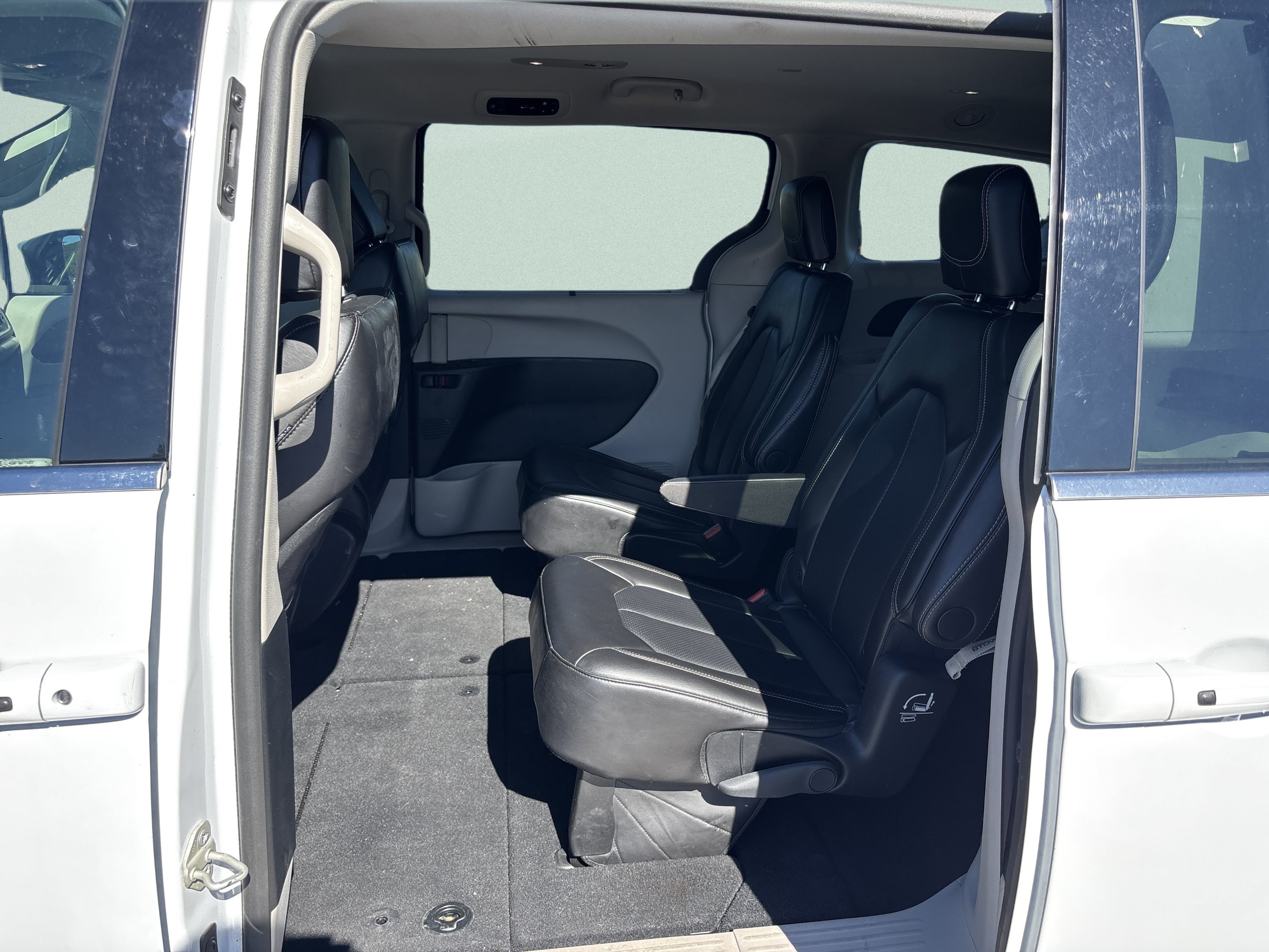 Used 2024 Chrysler Pacifica Touring-L FWD image 17