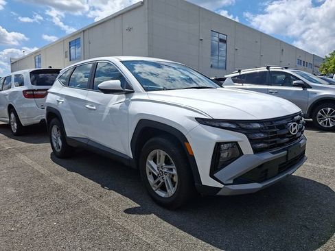 Used 2025 Hyundai Tucson SE AWD/4WD image 3