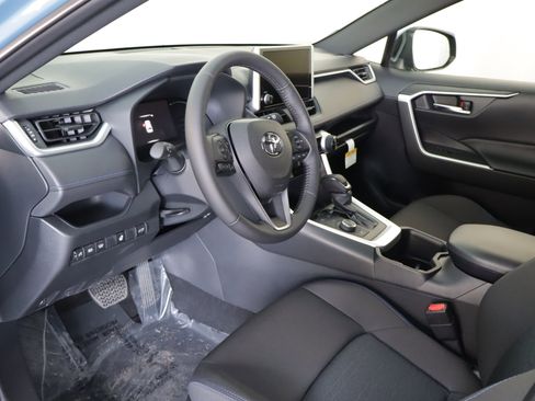 Used 2025 Toyota RAV4 SE image 12