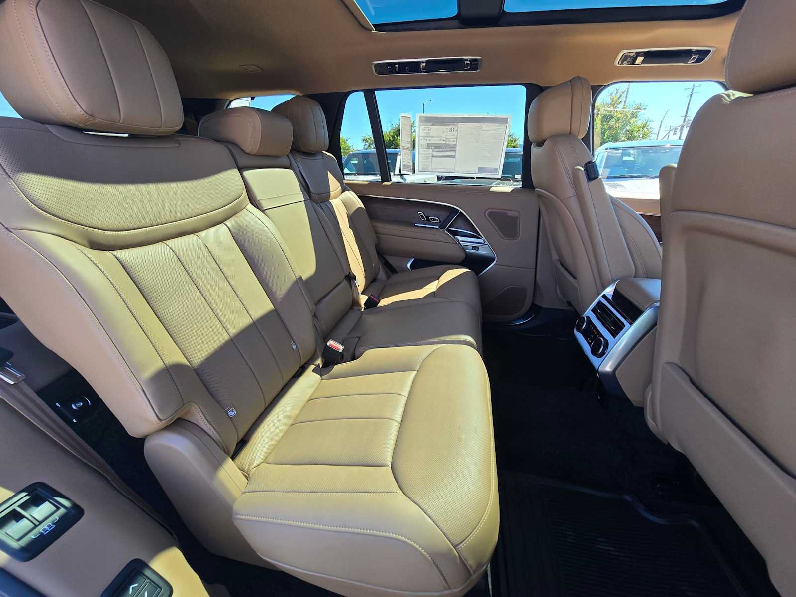 New 2026 Land Rover Range Rover Long Wheelbase SE AWD/4WD image 12