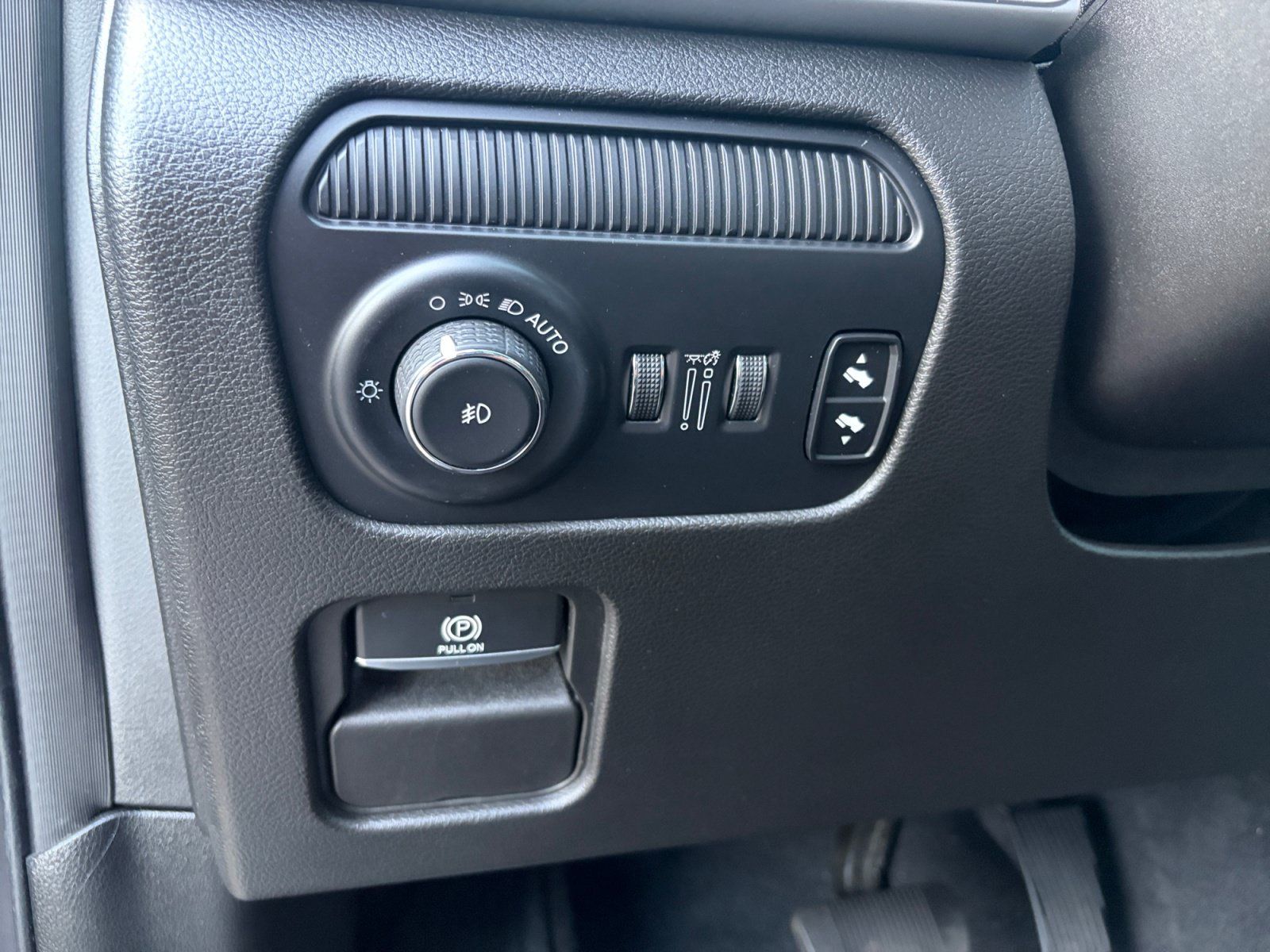 Used 2023 Jeep Wagoneer 4WD w/ Premium Group I image 17