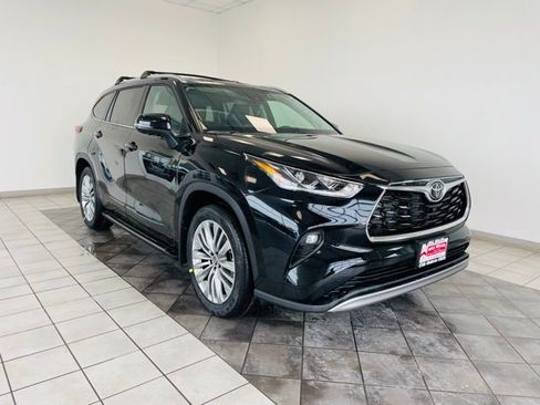 New 2026 Toyota Highlander Platinum image 1