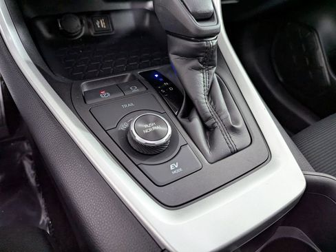 Certified 2025 Toyota RAV4 LE image 31