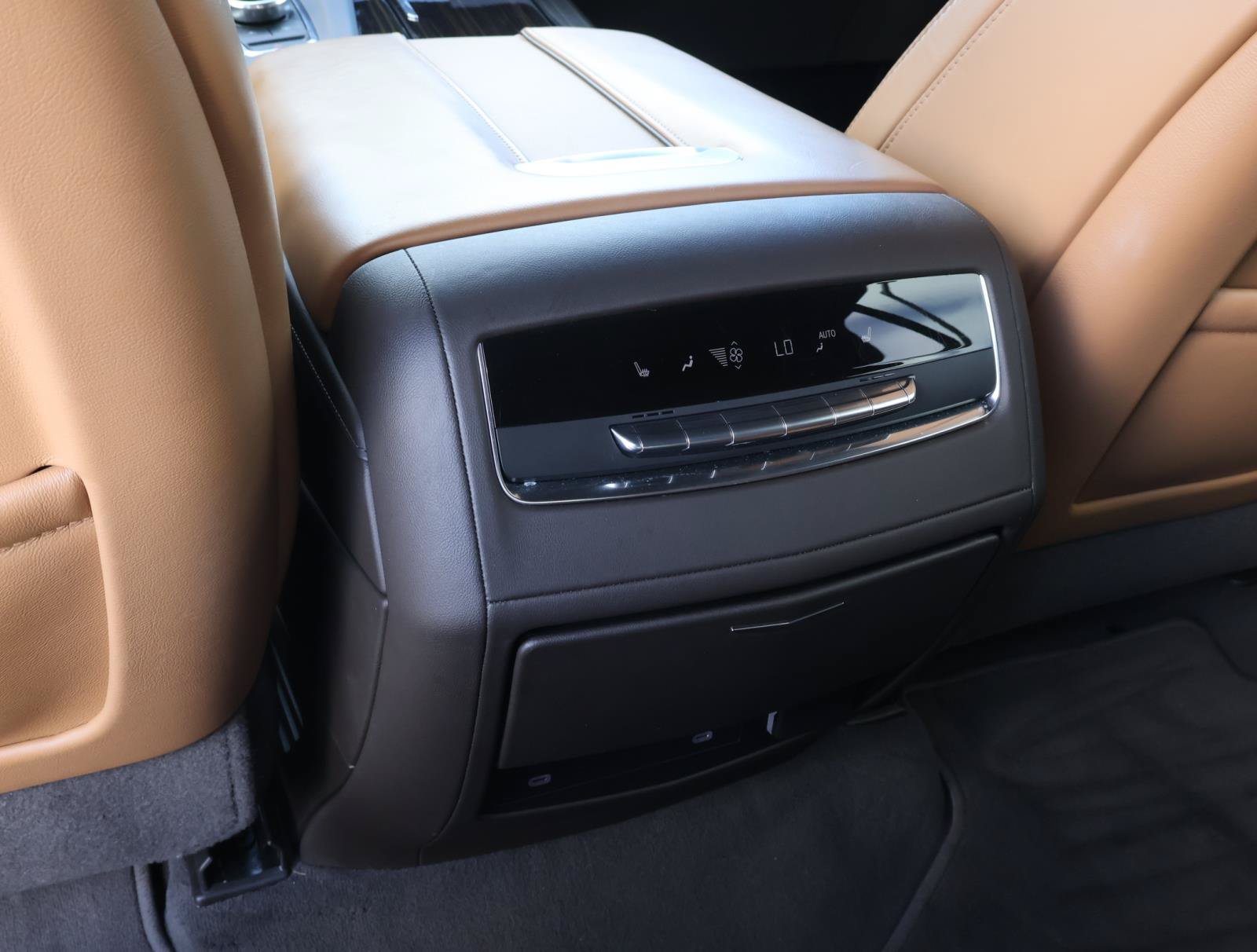 Used 2022 Cadillac Escalade Premium Luxury AWD/4WD image 18