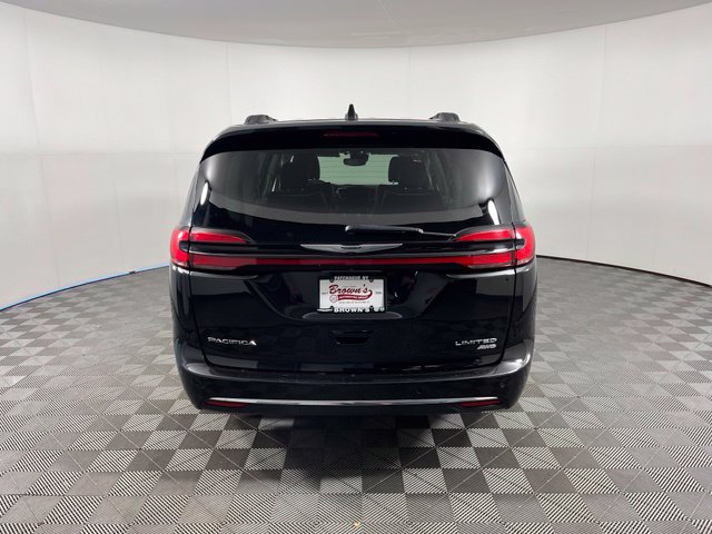Used 2023 Chrysler Pacifica Limited AWD/4WD image 6
