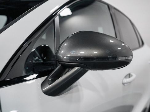 Used 2023 Porsche Macan image 45