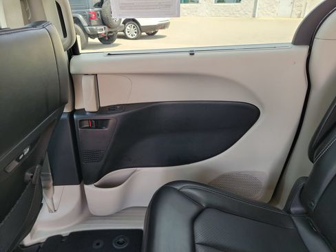 Used 2023 Chrysler Pacifica Touring-L FWD image 16