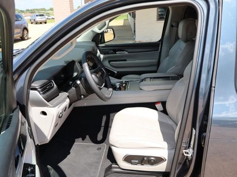 Used 2024 Jeep Wagoneer Series II AWD/4WD image 9