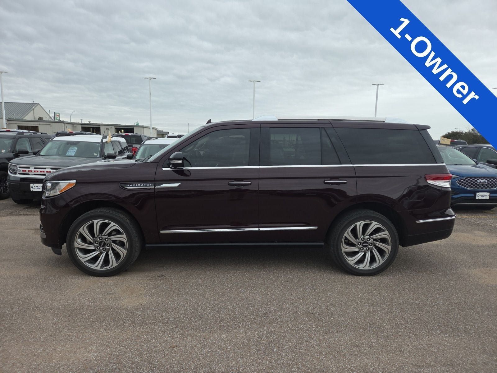 Used 2023 Lincoln Navigator 4WD image 2