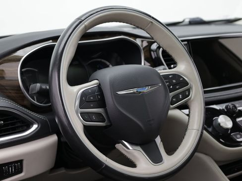 Used 2021 Chrysler Pacifica Limited w/ Uconnect Theater Family Group FWD image 13