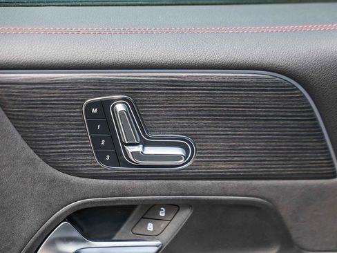 Used 2024 Mercedes-Benz EQB 300 4MATIC image 21