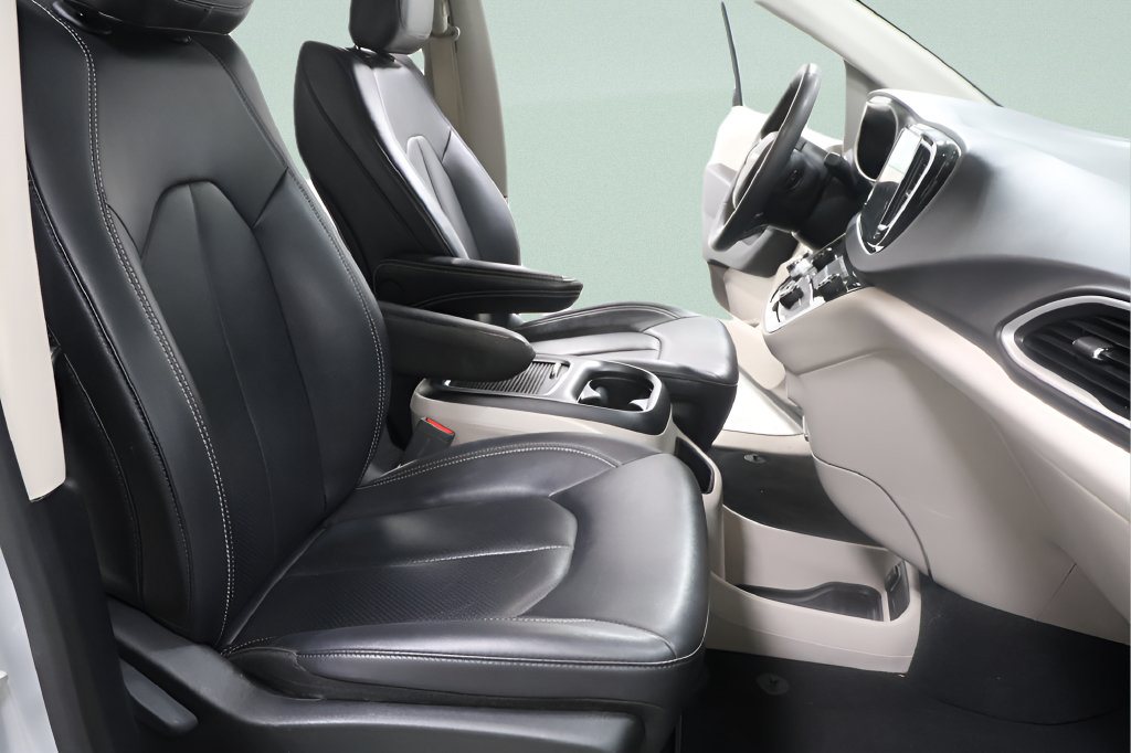 Used 2024 Chrysler Pacifica Touring-L FWD image 27