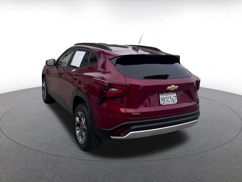 Used 2025 Chevrolet Trax LT image 11